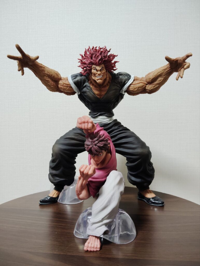 A賞 範馬刃牙 MASTERLISEッッ!の後ろにB賞 範馬勇次郎 MASTERLISEッッ!を並べて置いた正面からの全体画像